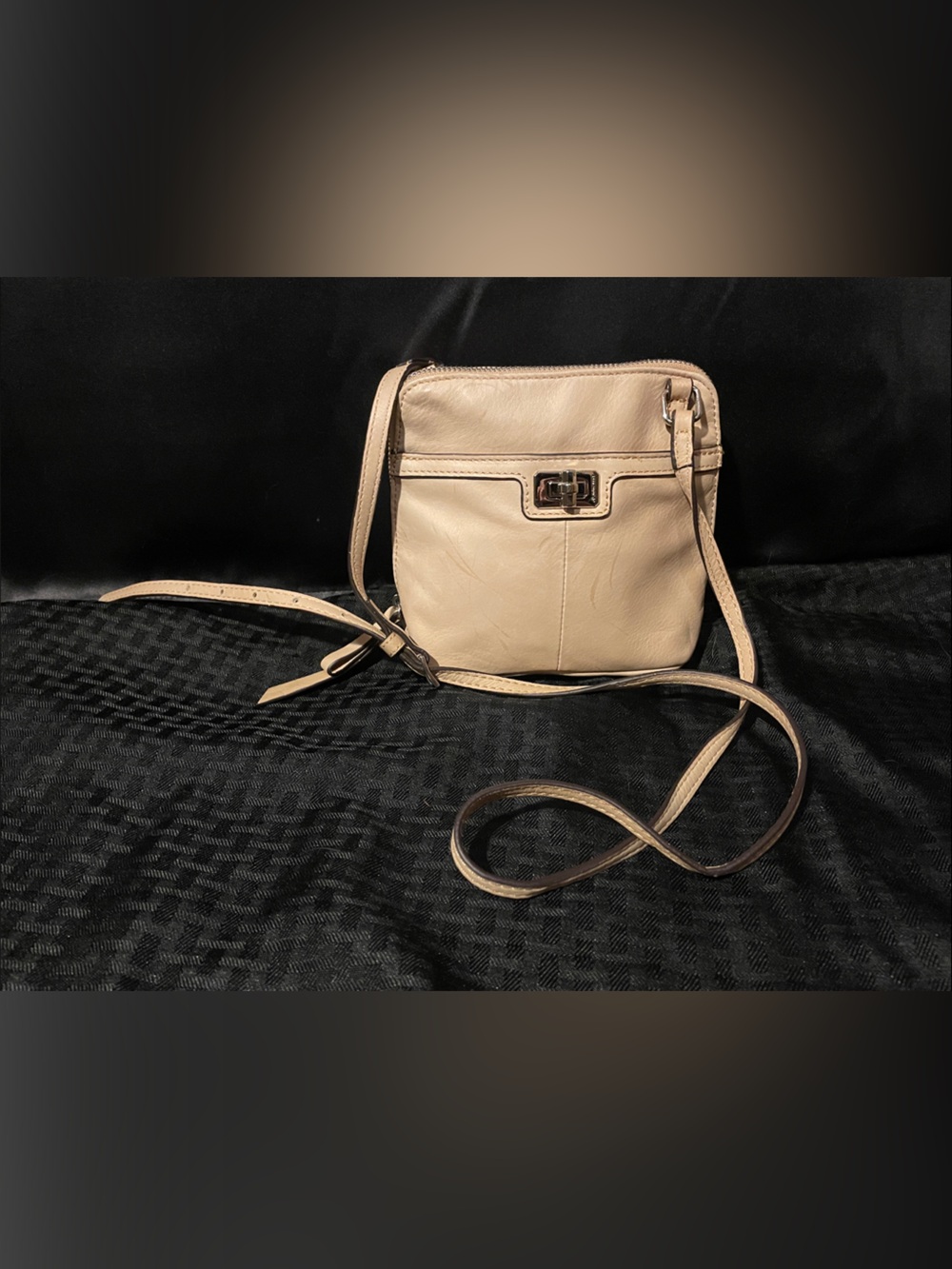 B Makowsky Compact Beige Leather Crossbody with Turn-Lock Closure/ fair con